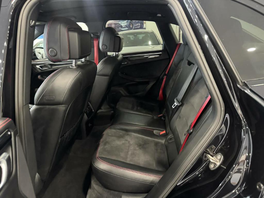 2017 Porsche Macan Image 18