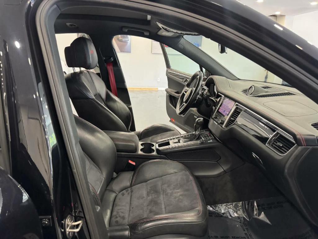2017 Porsche Macan Image 20