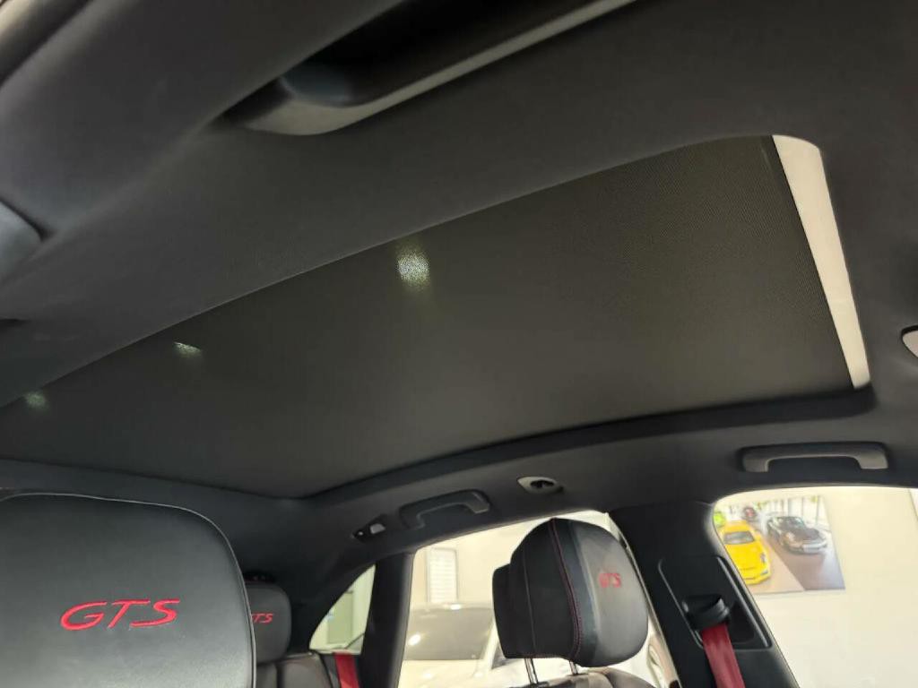 2017 Porsche Macan Image 21