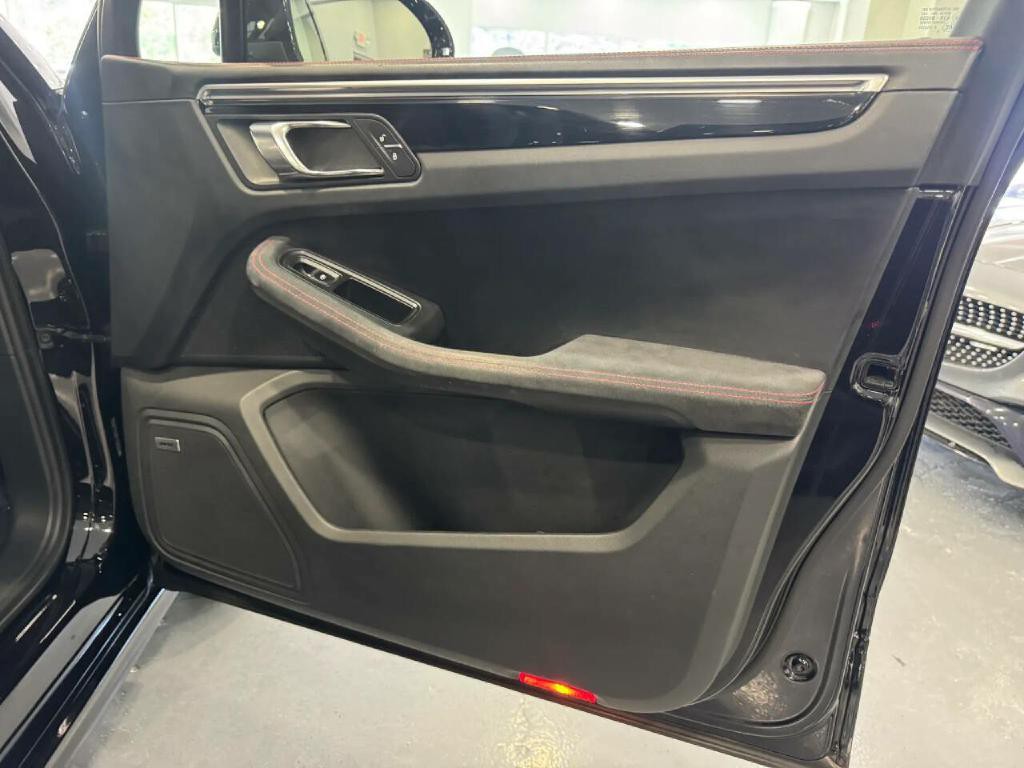 2017 Porsche Macan Image 22