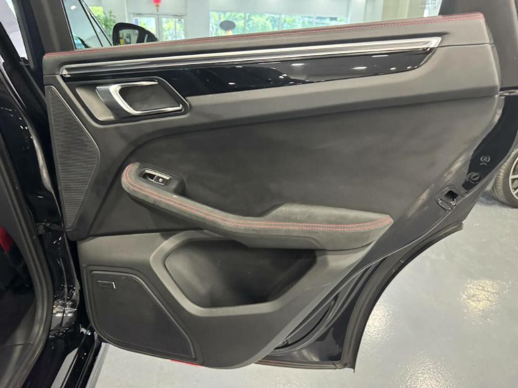 2017 Porsche Macan Image 23