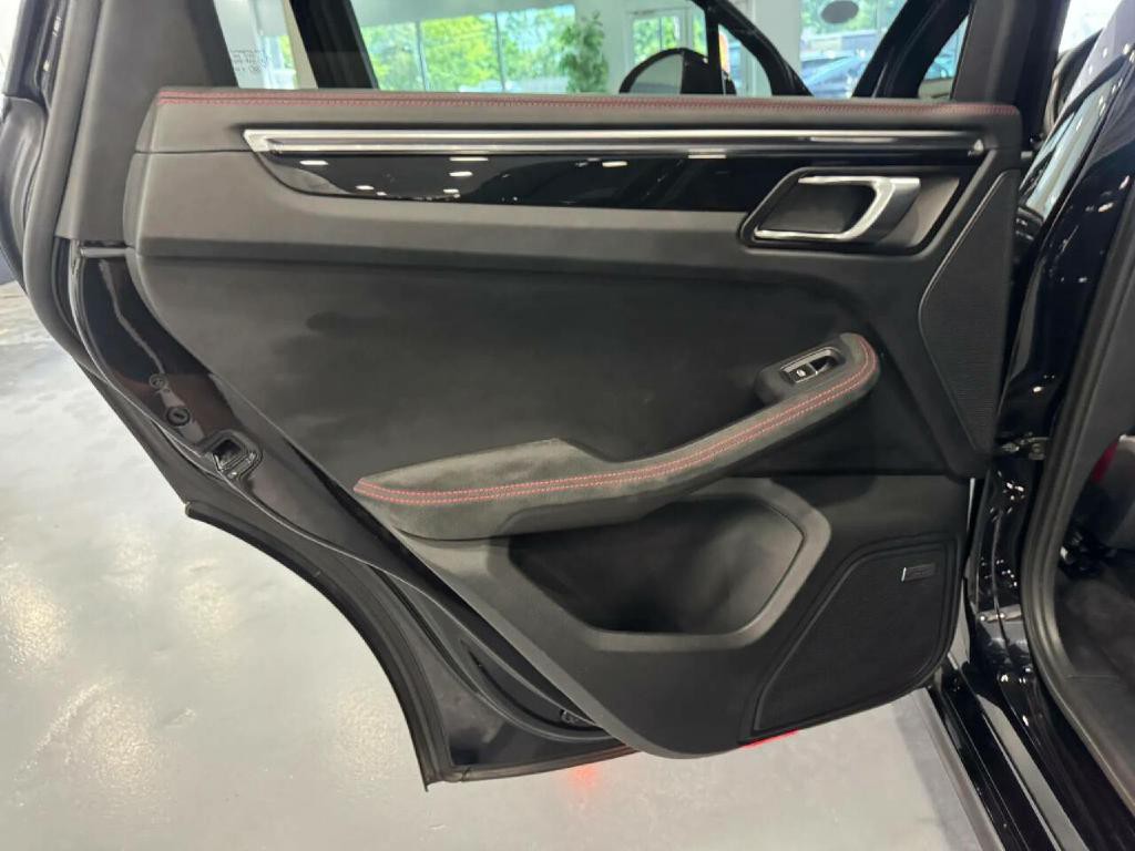 2017 Porsche Macan Image 24