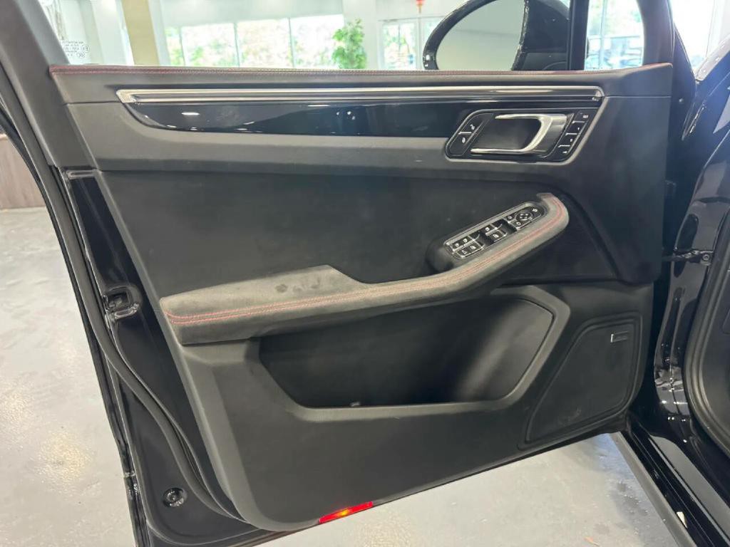 2017 Porsche Macan Image 25