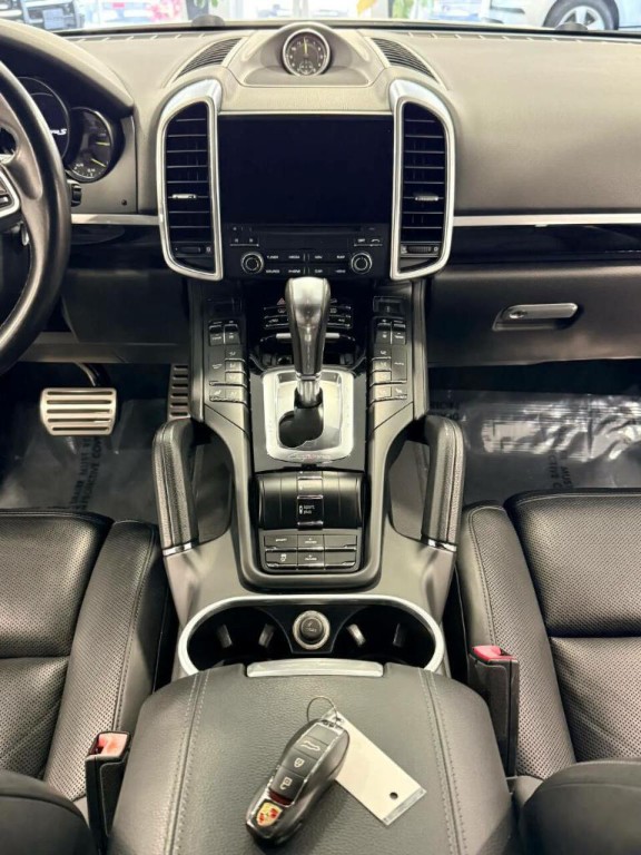 2017 Porsche Cayenne Image 24