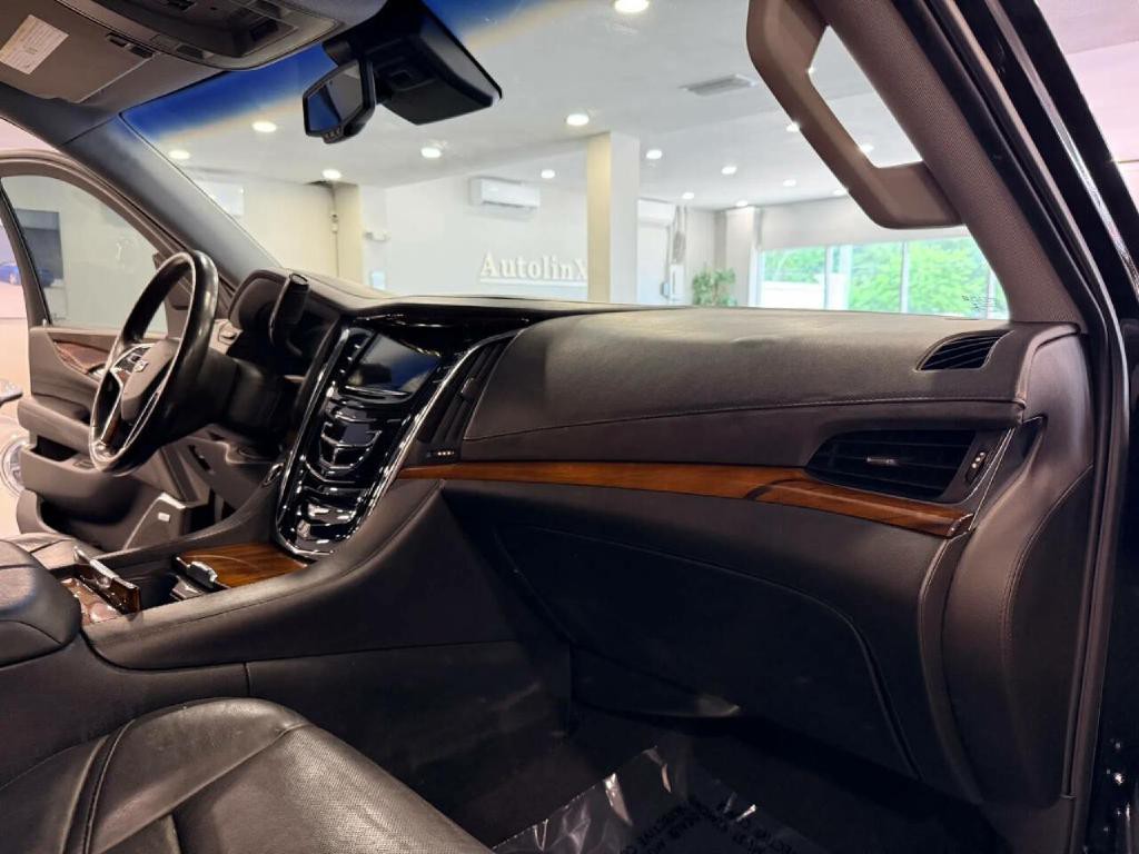 2015 Cadillac Escalade Image 10