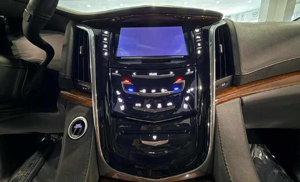 2015 Cadillac Escalade Image 28