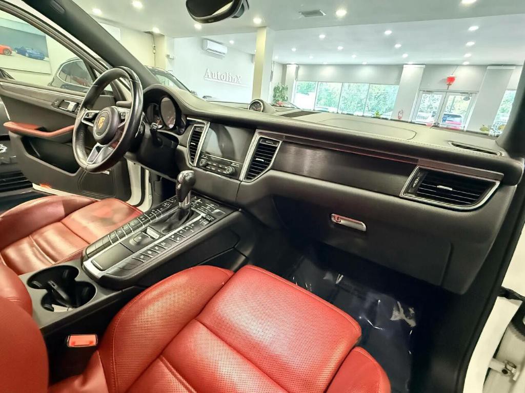 2018 Porsche Macan Image 12