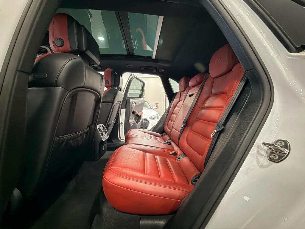 2018 Porsche Macan Image 13