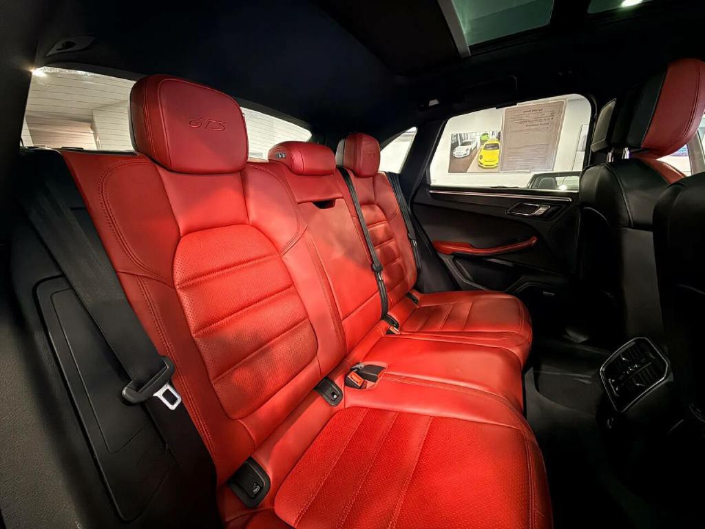 2018 Porsche Macan Image 16