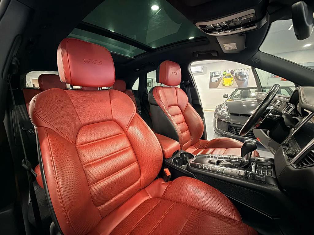 2018 Porsche Macan Image 18