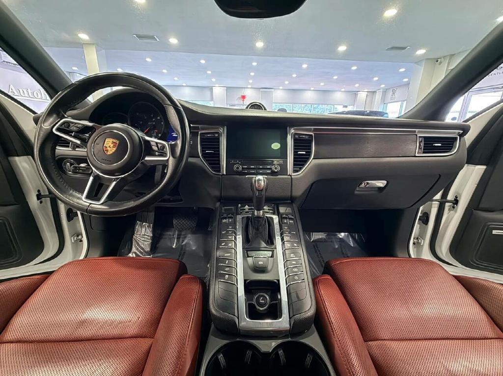 2018 Porsche Macan Image 21
