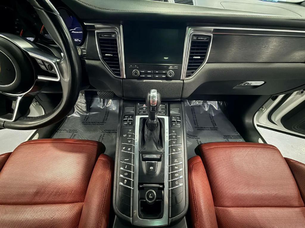 2018 Porsche Macan Image 25