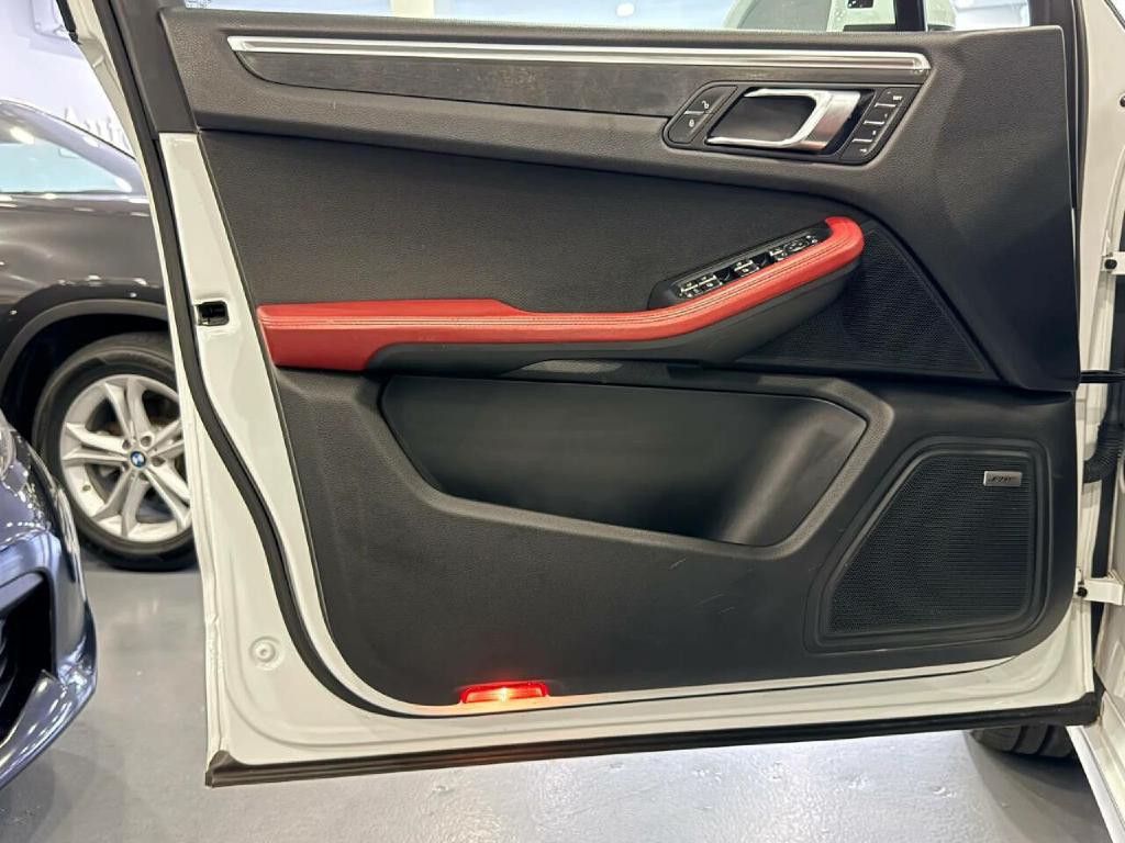2018 Porsche Macan Image 35