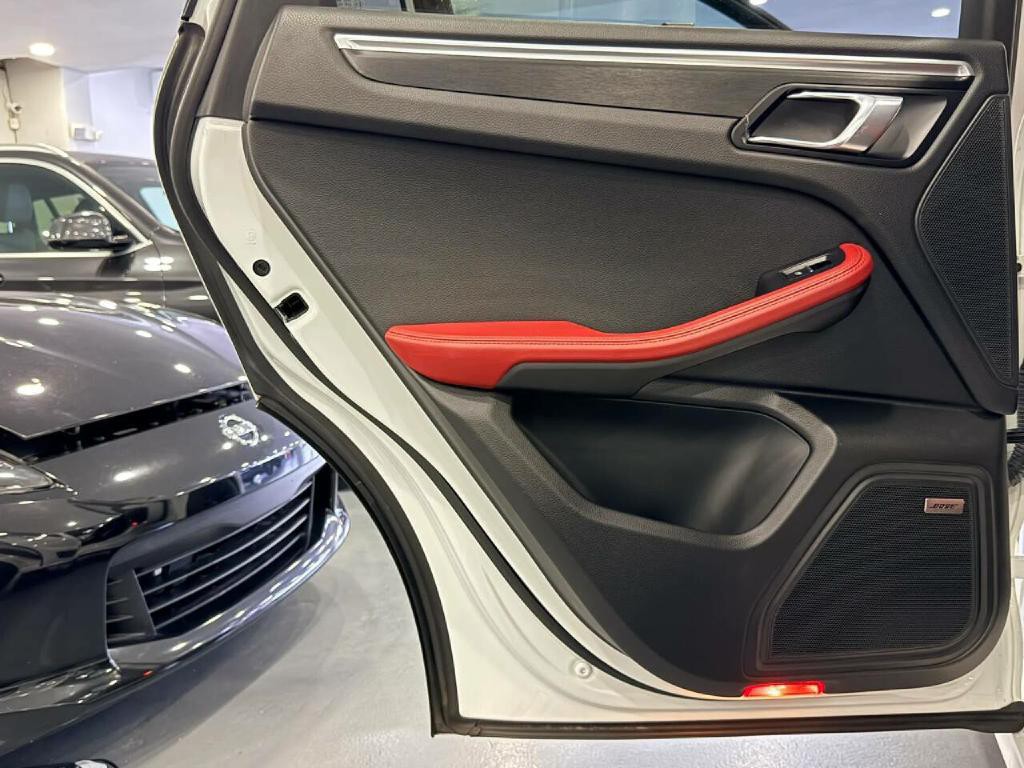 2018 Porsche Macan Image 36