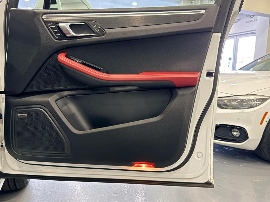 2018 Porsche Macan Image 38