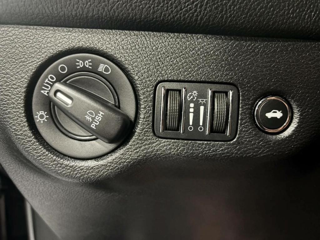 2015 Dodge Challenger Image 28