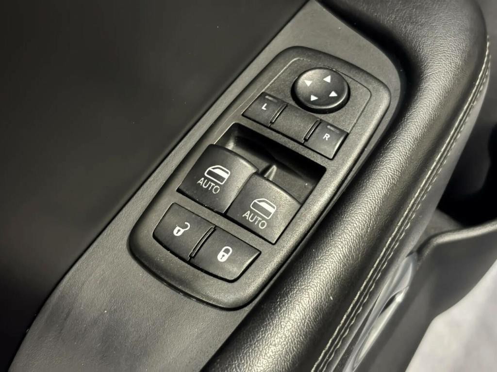 2015 Dodge Challenger Image 32
