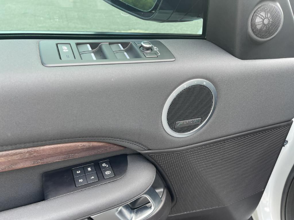 2018 Land Rover Discovery Image 16
