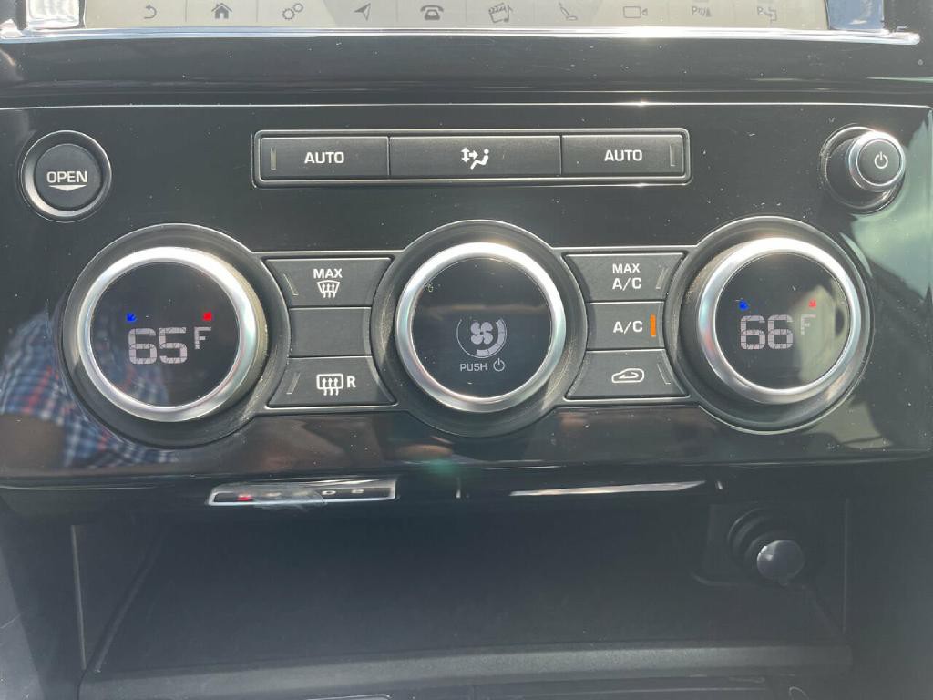 2018 Land Rover Discovery Image 28
