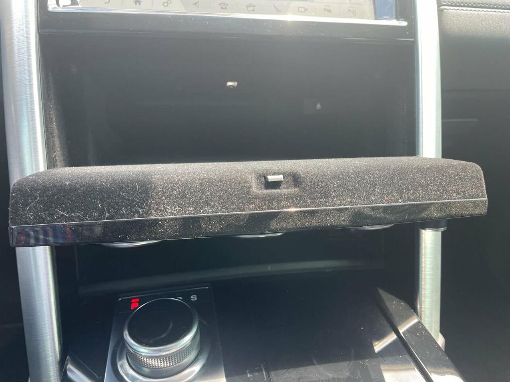 2018 Land Rover Discovery Image 29