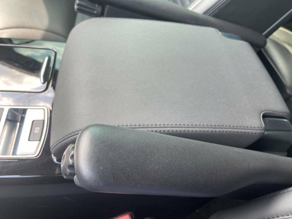 2018 Land Rover Discovery Image 32