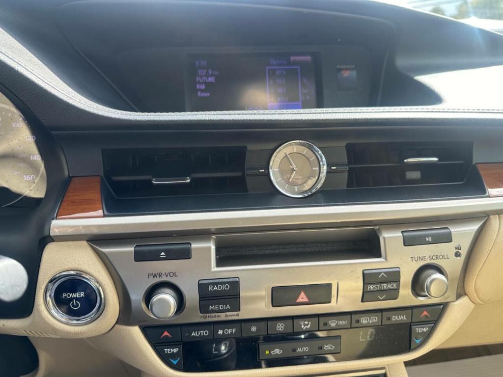 2013 Lexus ES 300 Image 22