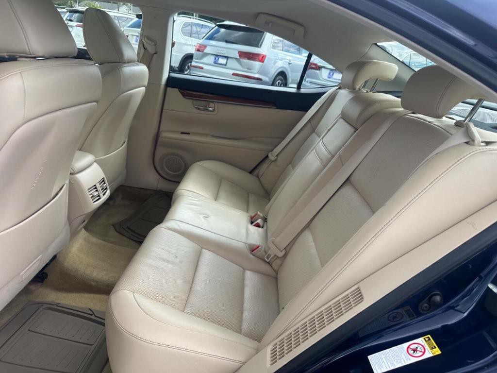 2013 Lexus ES 300 Image 26