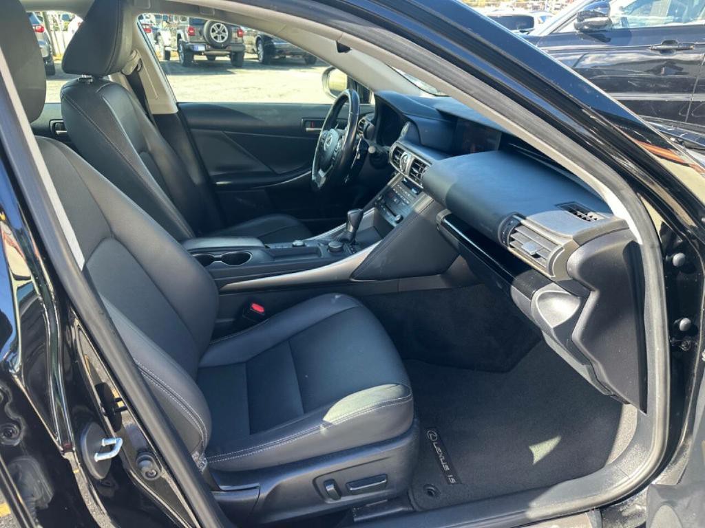 2019 Lexus IS 300 Image 39