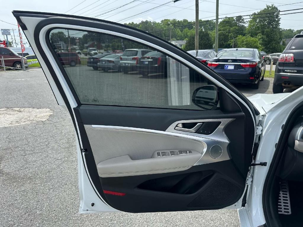 2022 Genesis G70 Image 12