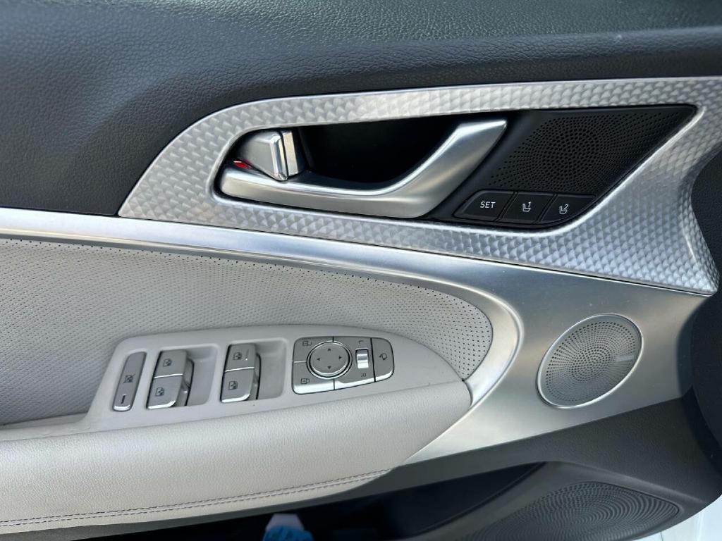 2022 Genesis G70 Image 13
