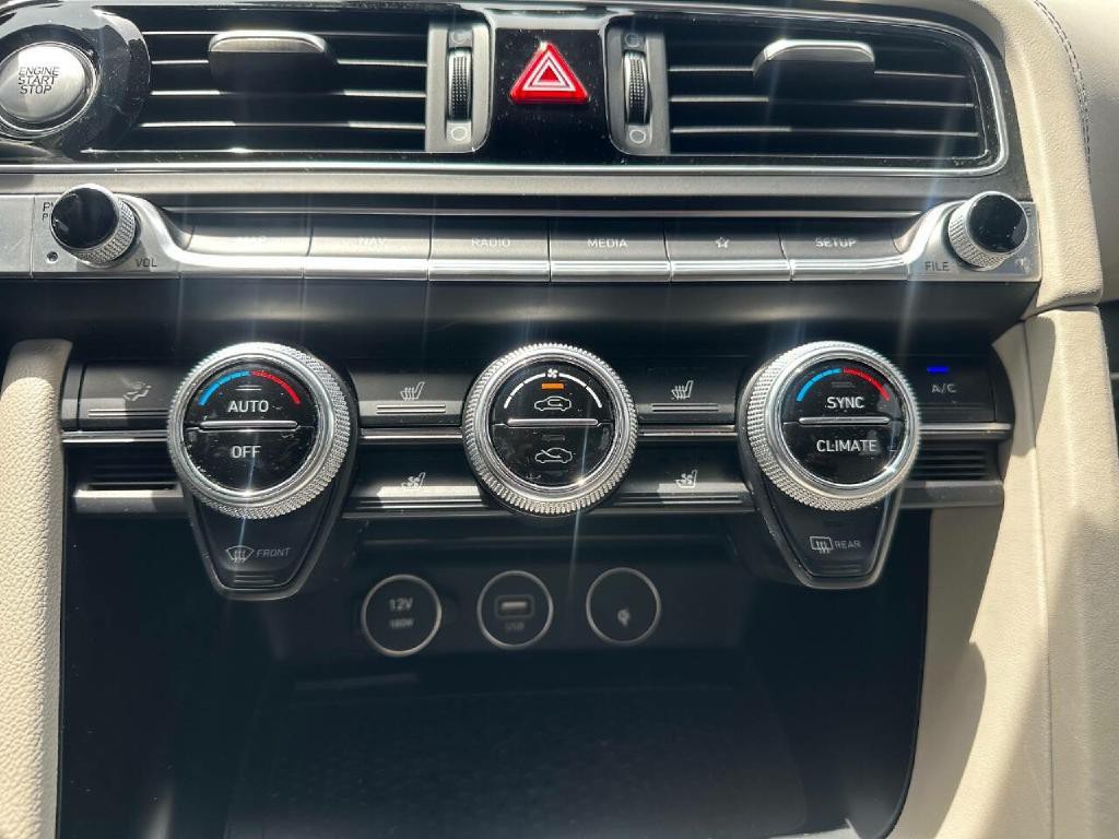 2022 Genesis G70 Image 21