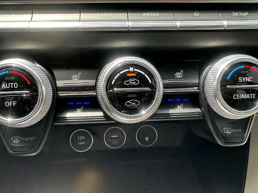 2022 Genesis G70 Image 22