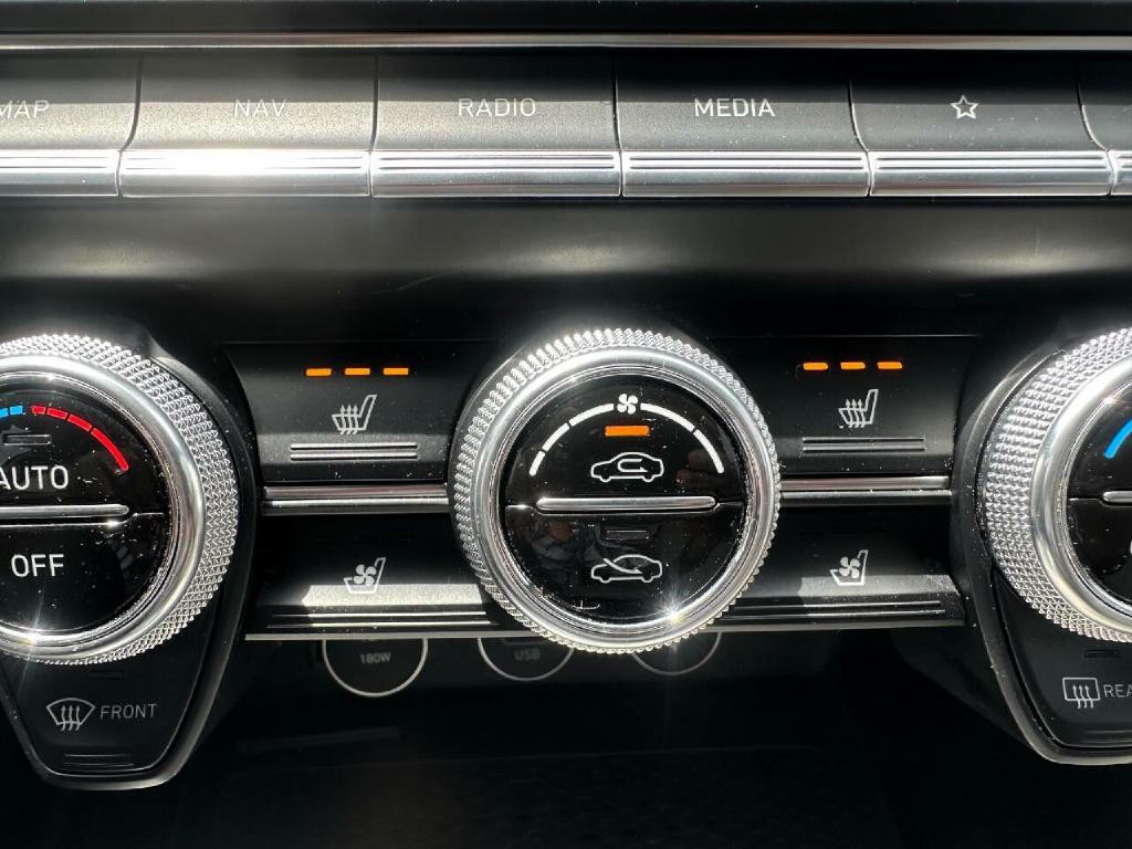 2022 Genesis G70 Image 23