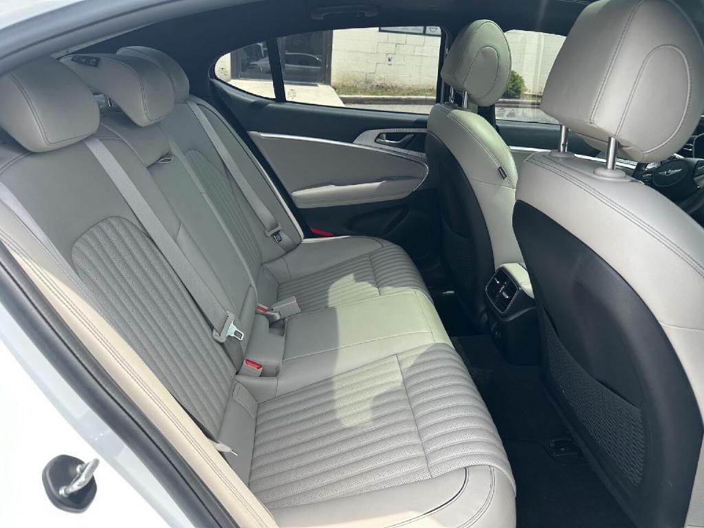 2022 Genesis G70 Image 40