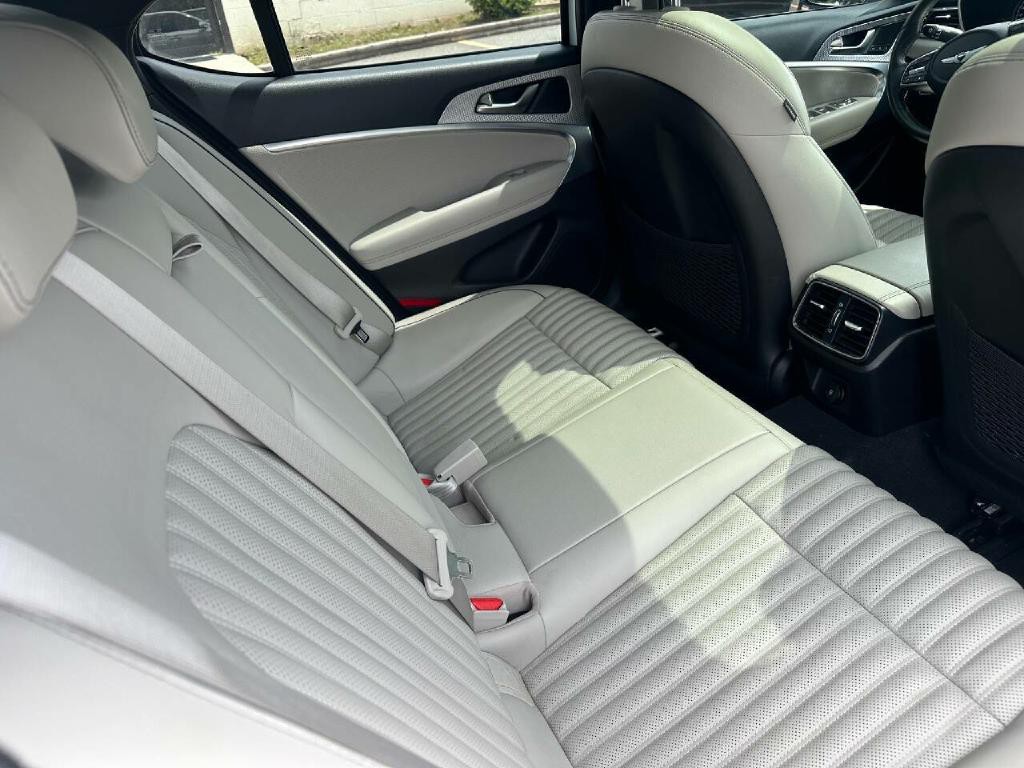 2022 Genesis G70 Image 41