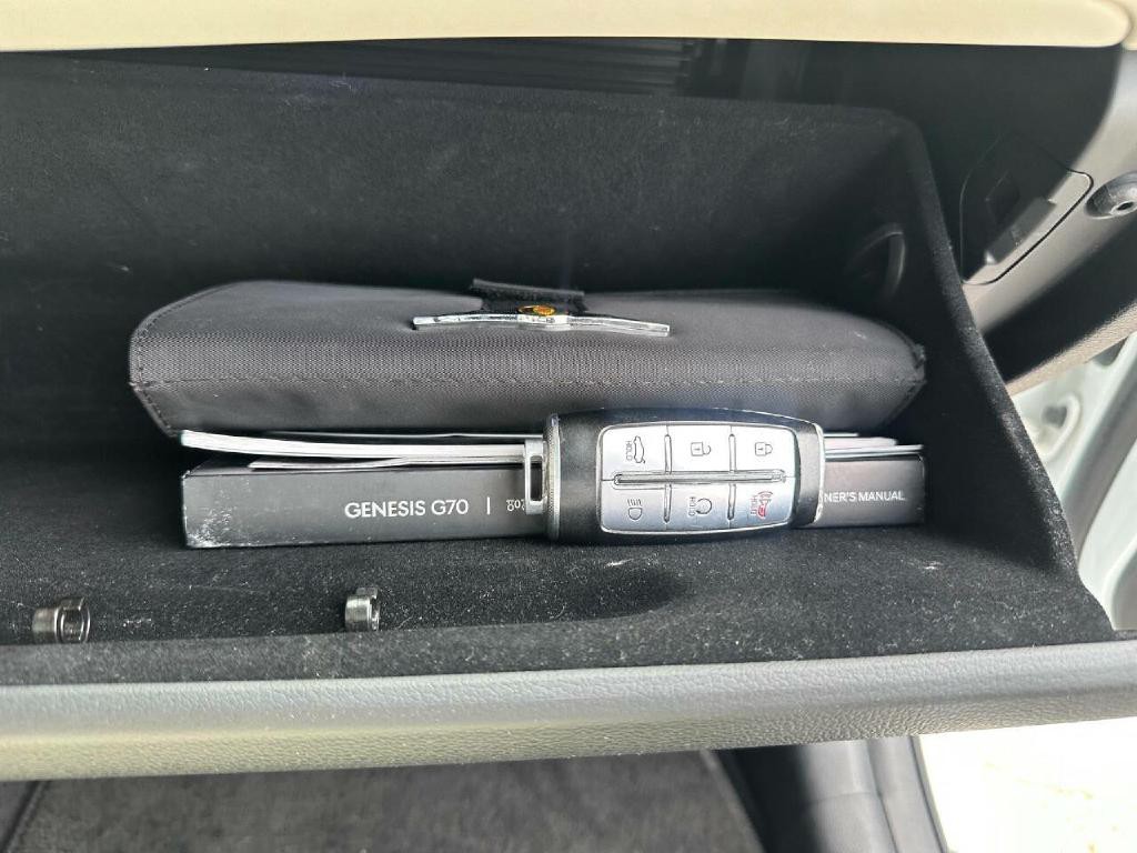 2022 Genesis G70 Image 47