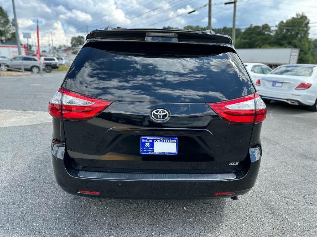 2016 Toyota Sienna Image 9
