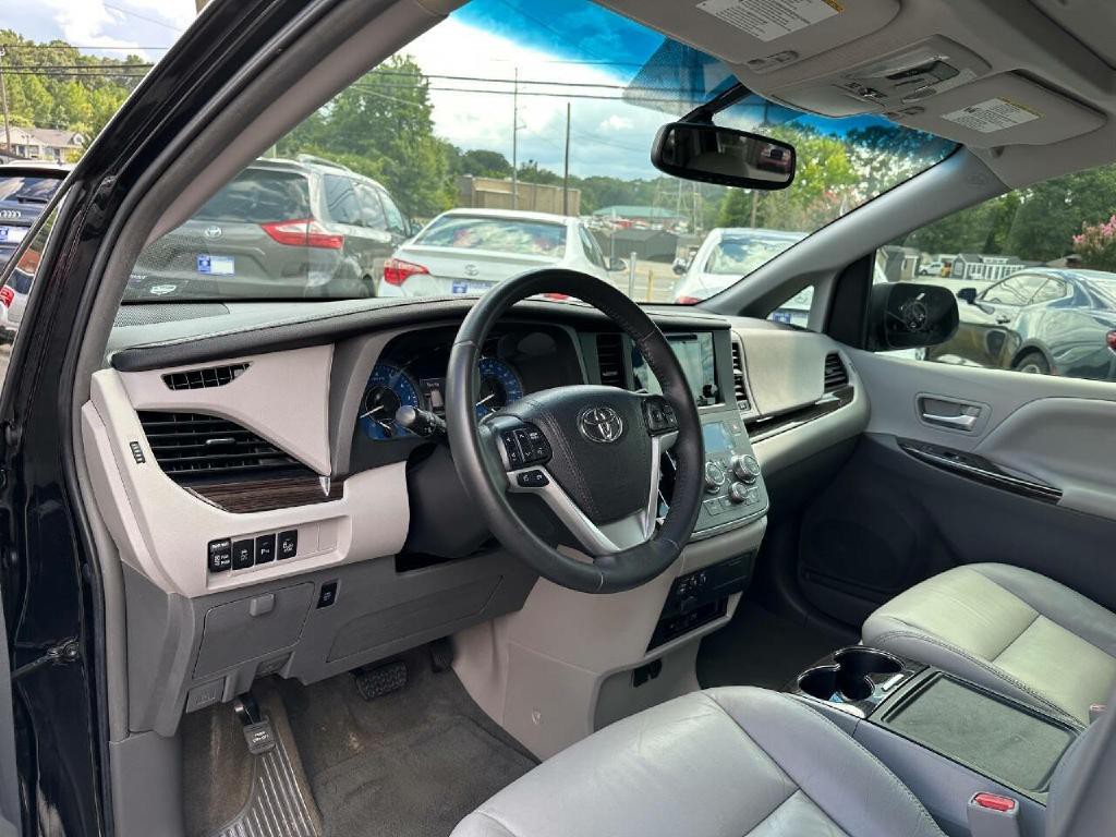 2016 Toyota Sienna Image 13
