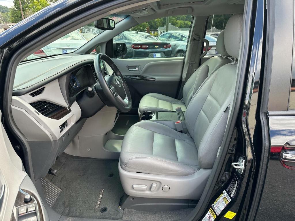 2016 Toyota Sienna Image 14