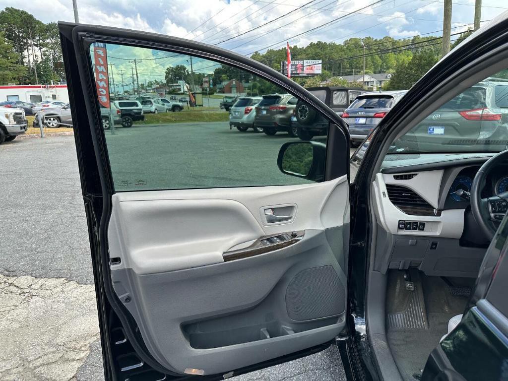 2016 Toyota Sienna Image 15