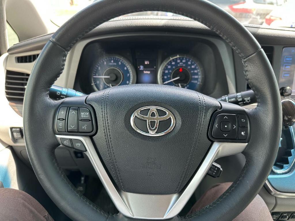 2016 Toyota Sienna Image 17