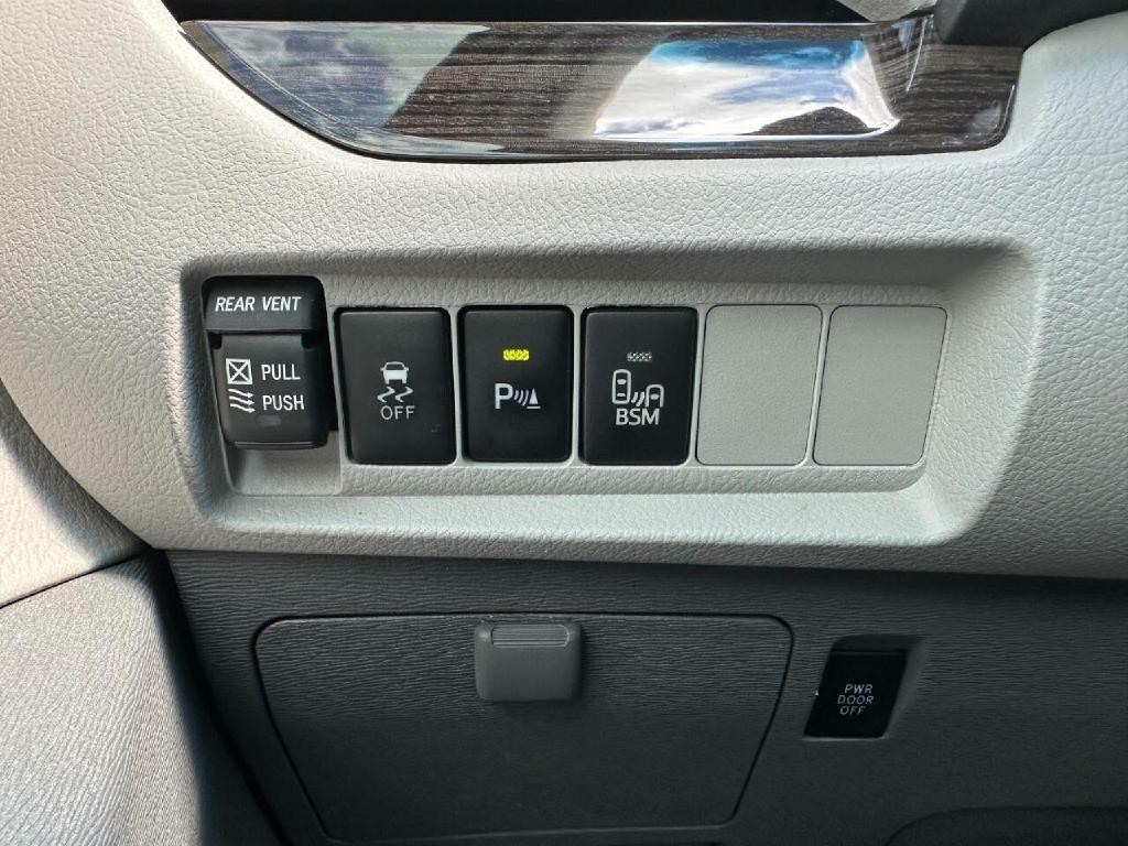 2016 Toyota Sienna Image 18