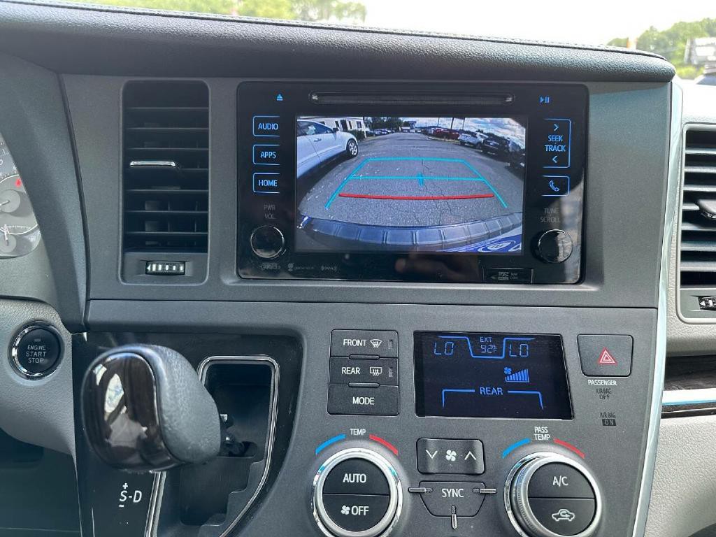 2016 Toyota Sienna Image 19