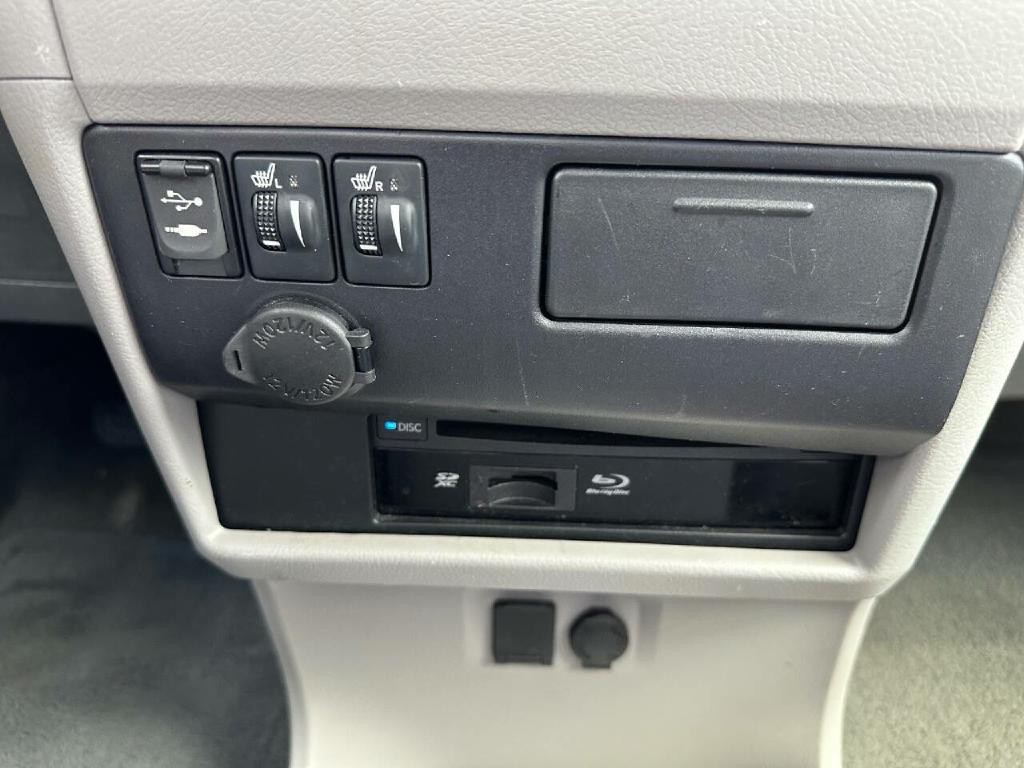 2016 Toyota Sienna Image 23