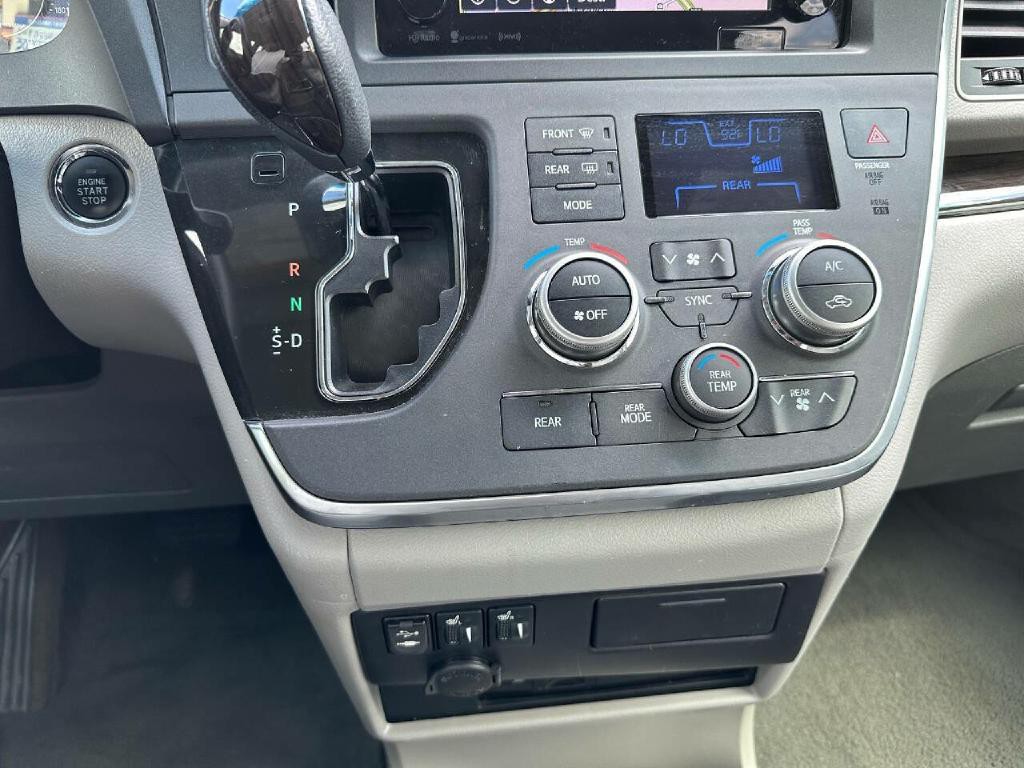 2016 Toyota Sienna Image 24