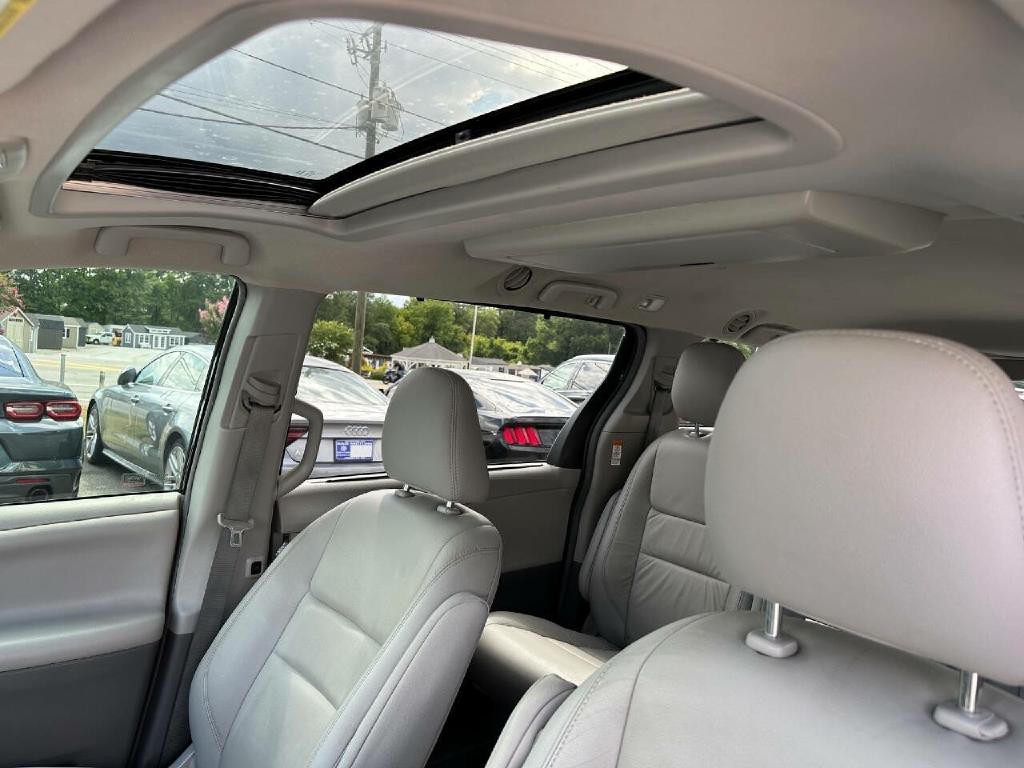 2016 Toyota Sienna Image 25