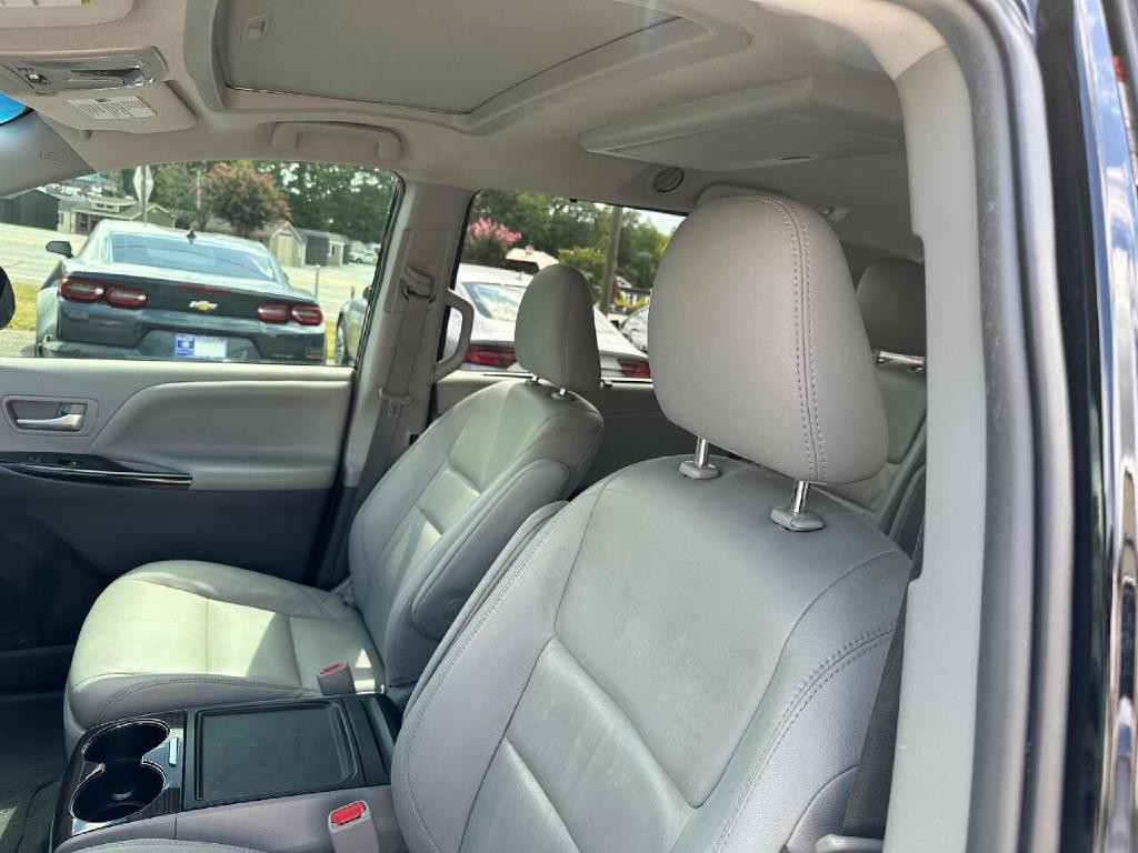 2016 Toyota Sienna Image 26