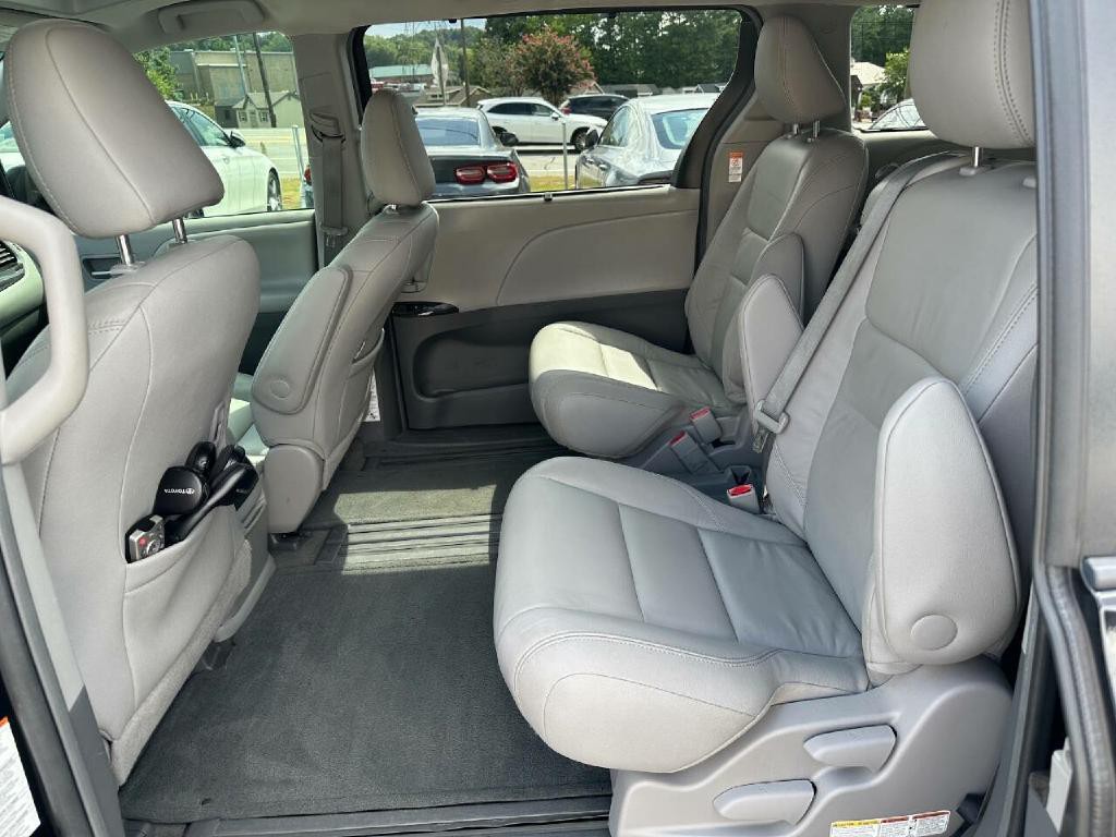 2016 Toyota Sienna Image 34