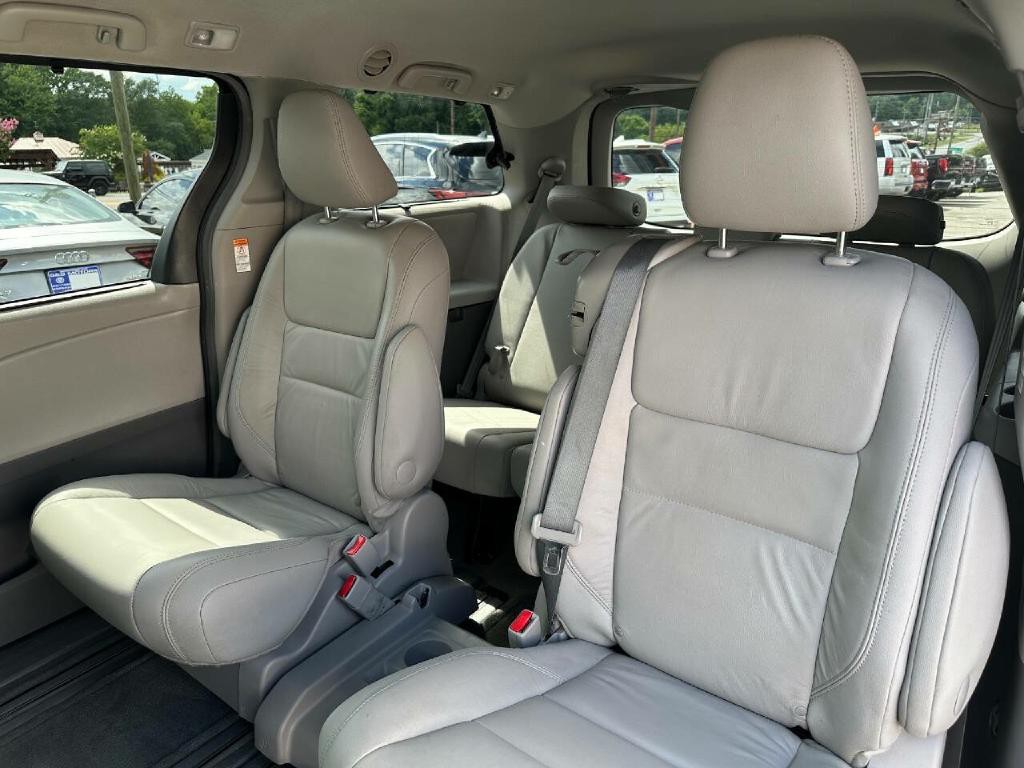 2016 Toyota Sienna Image 35