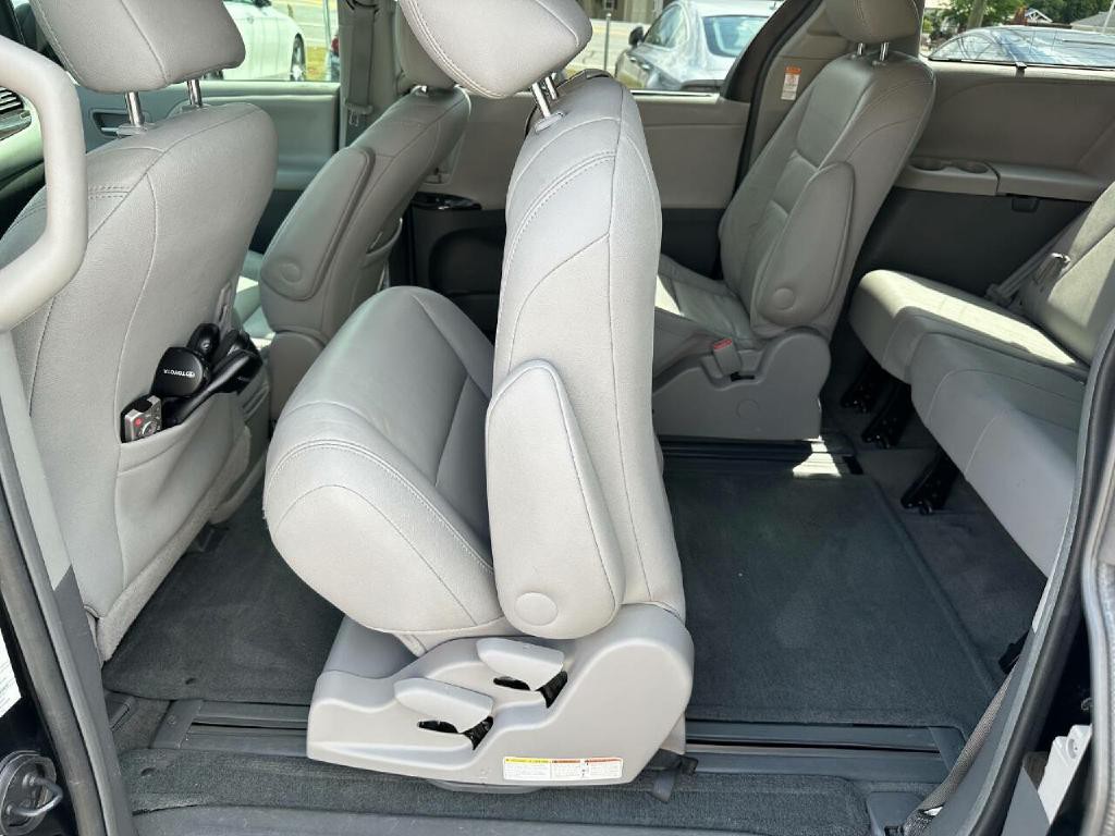 2016 Toyota Sienna Image 36
